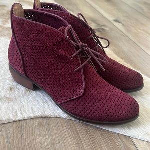 Latigo Isaac Anthropologie Womens plum color Perforated Suede Chukka Boots
